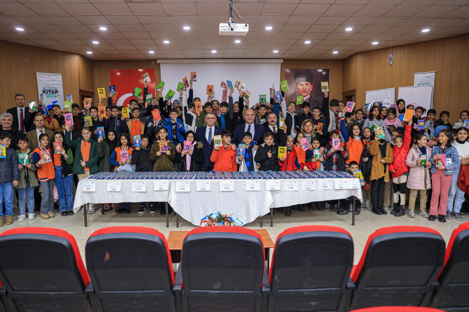 Van’daki tüm okullara Van temalı hikâye kitabı dağıtıldı