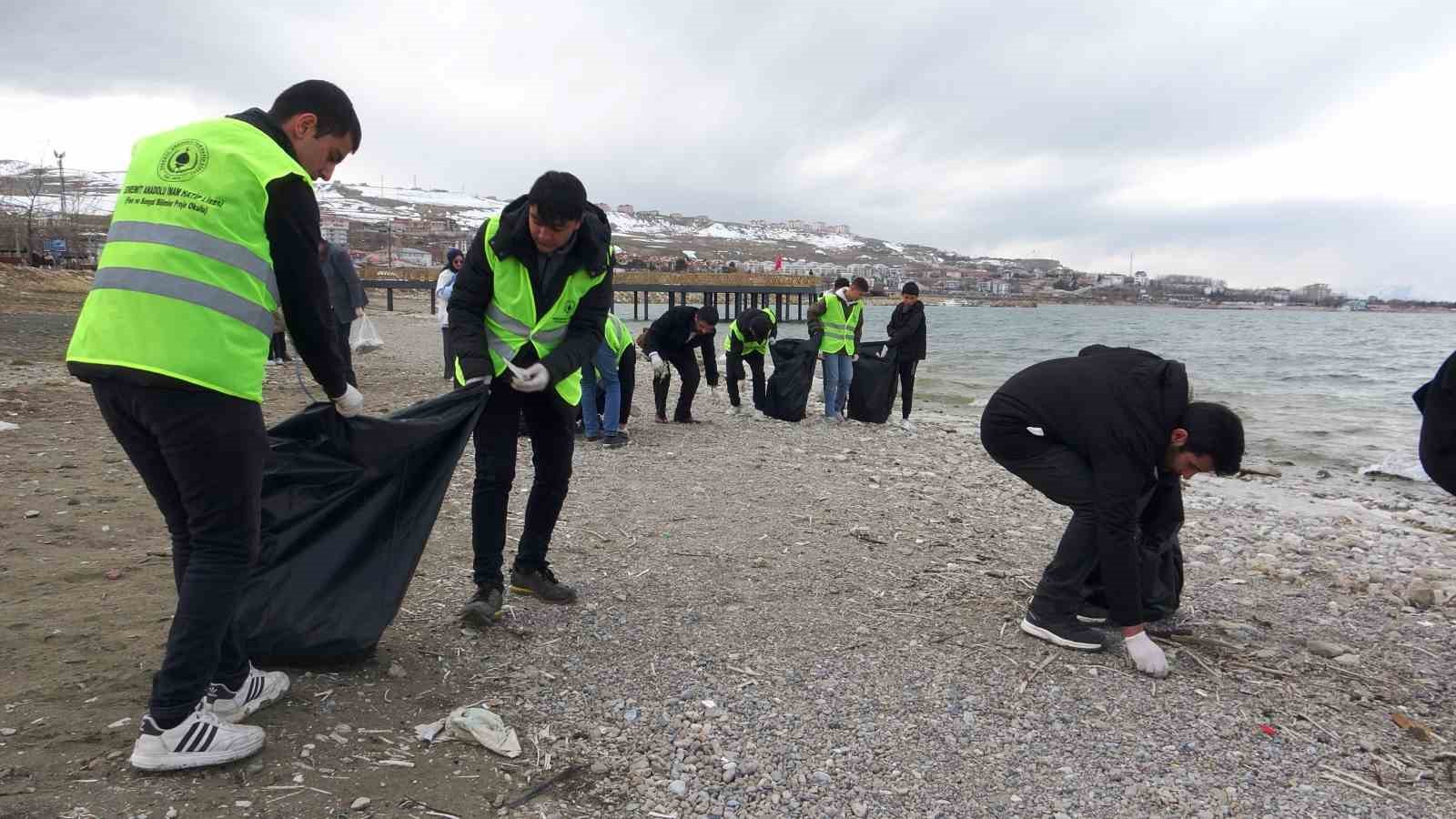 Lise öğrencileri Van Gölü sahilini temizledi
