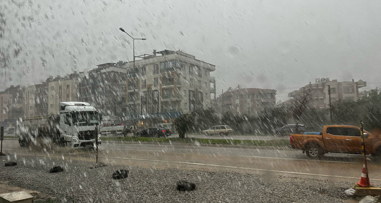 Milas sağnak yağışa teslim oldu