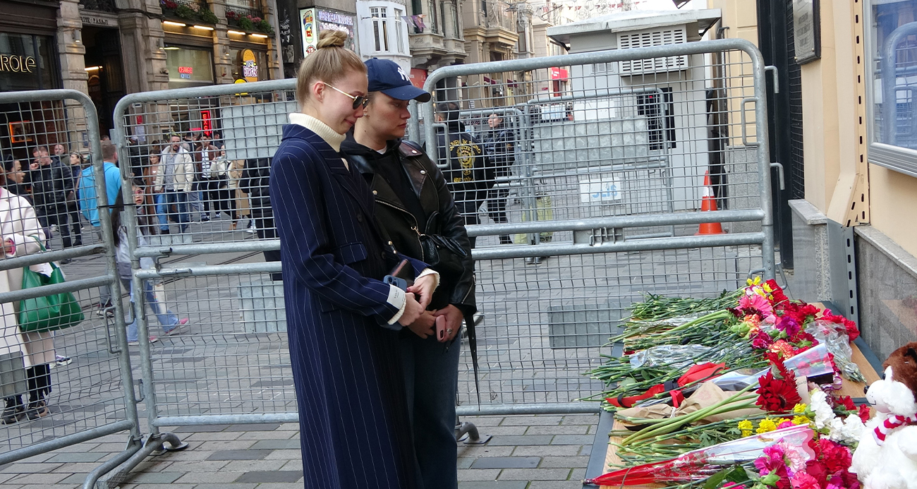 İstanbul’daki Rus vatandaşlar konsolosluk binası önüne çiçek bıraktı