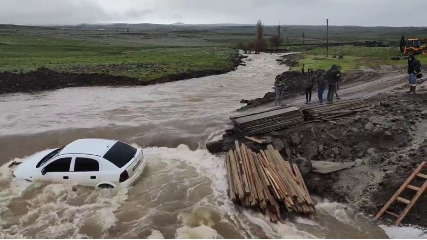 Siverek’te sel suları otomobili dereye sürükledi, yolcular faciadan kıl payı kurtuldu