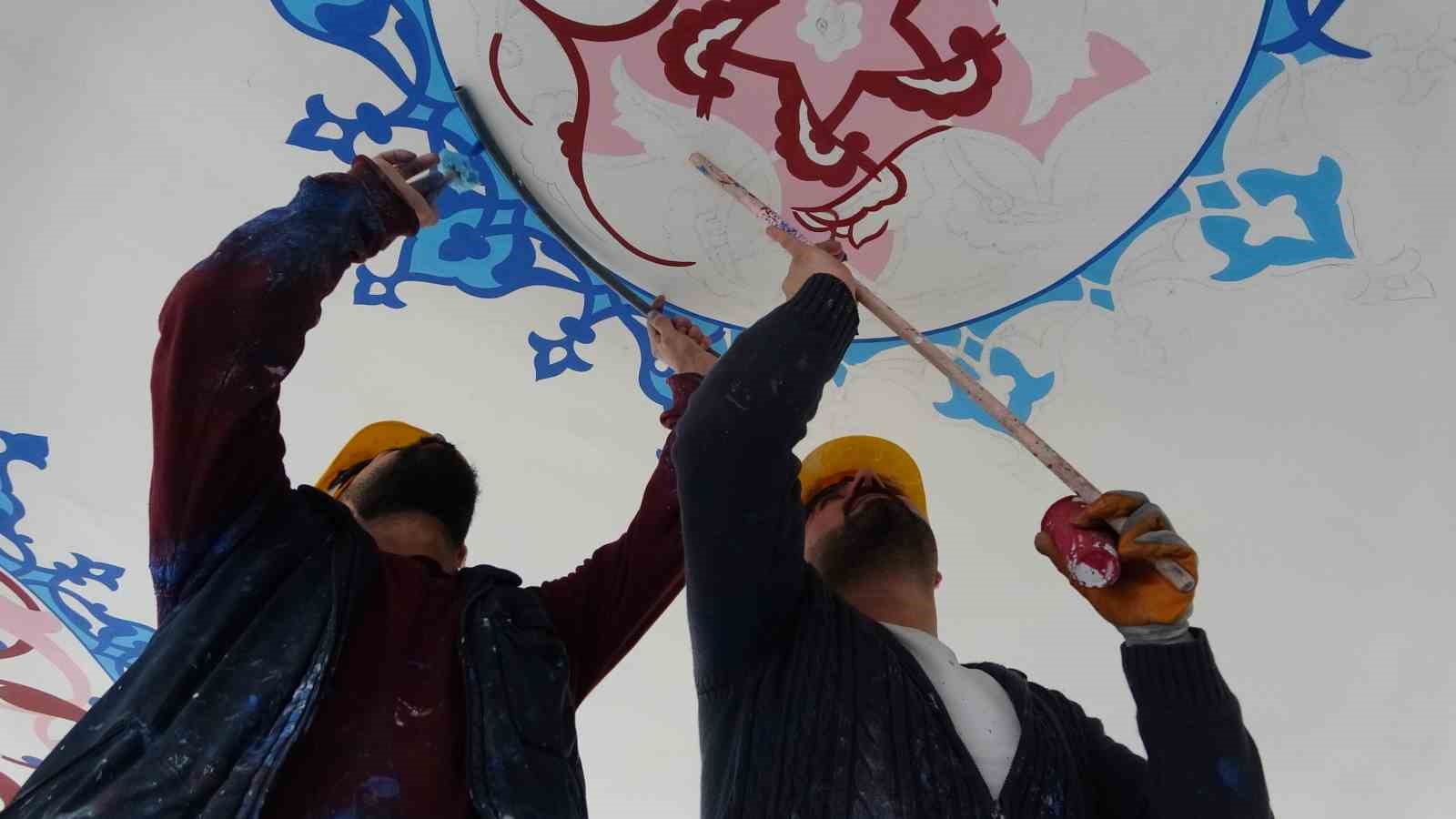 Tıbbiye Camii’nin duvarlarına Osmanlı ve Rûmî motifleri işleniyor