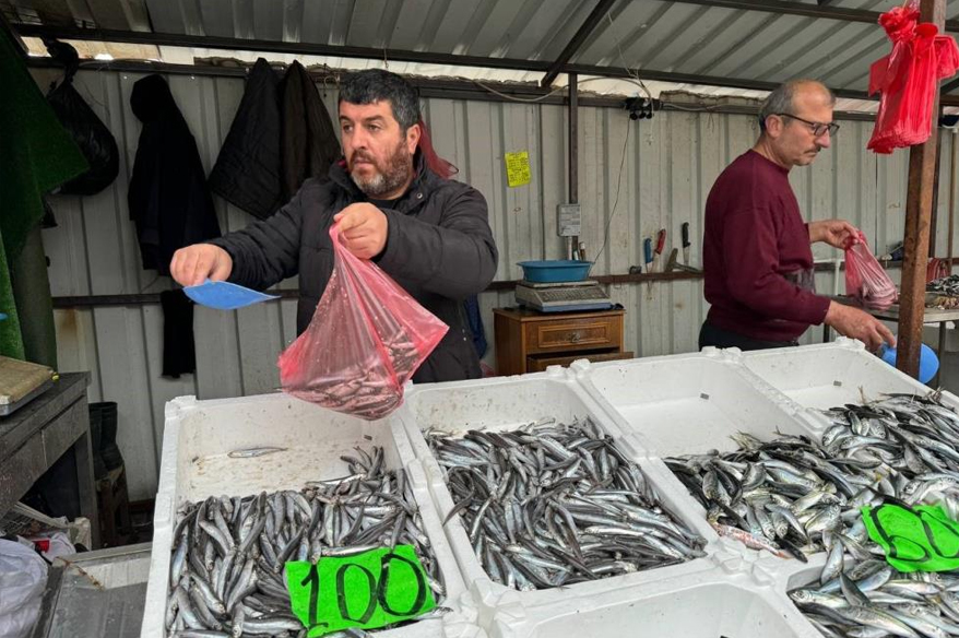 Av yasağına sayılı günler kala balık tezgâhları şenlendi