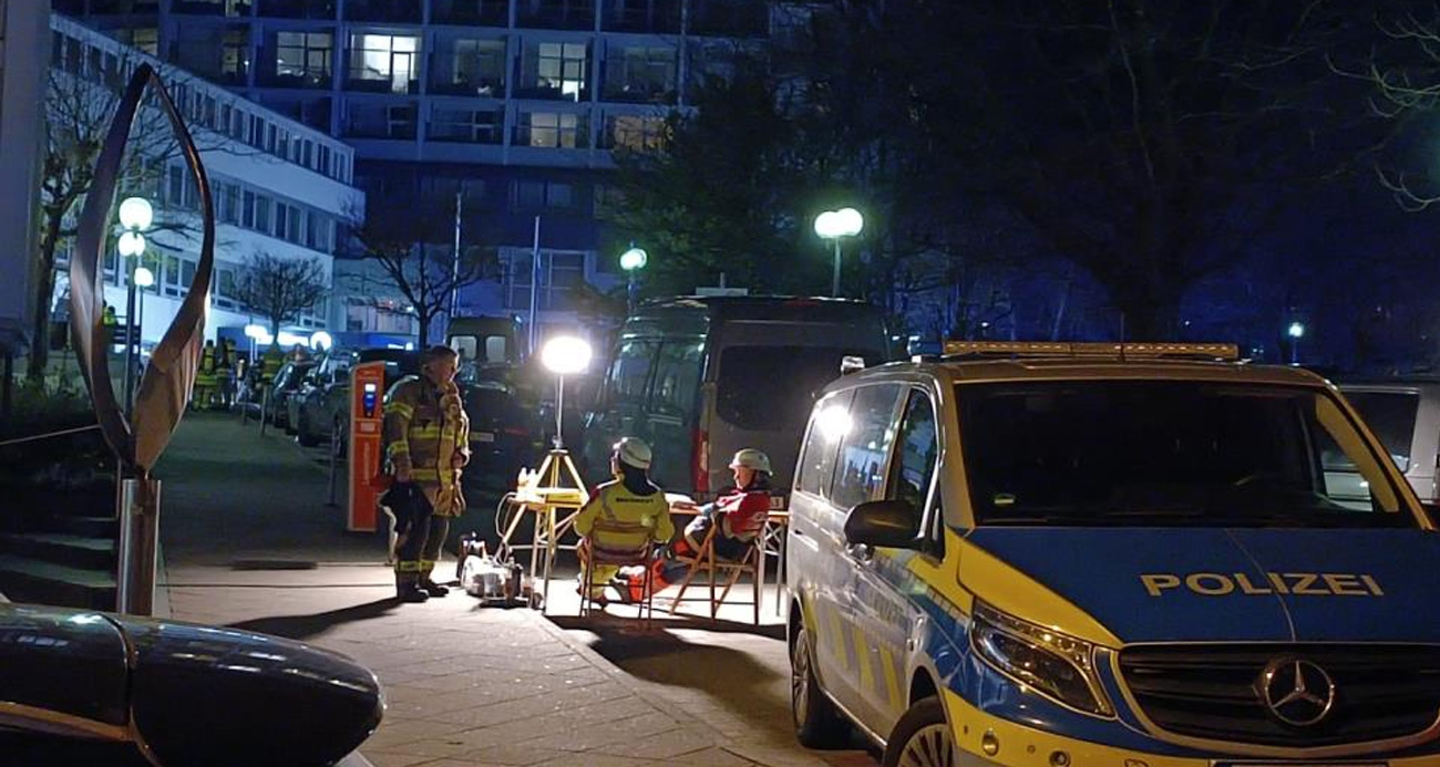 Almanya’da 65 yaşındaki kadın, hastanede meşale yakıp kendisini odaya kilitledi