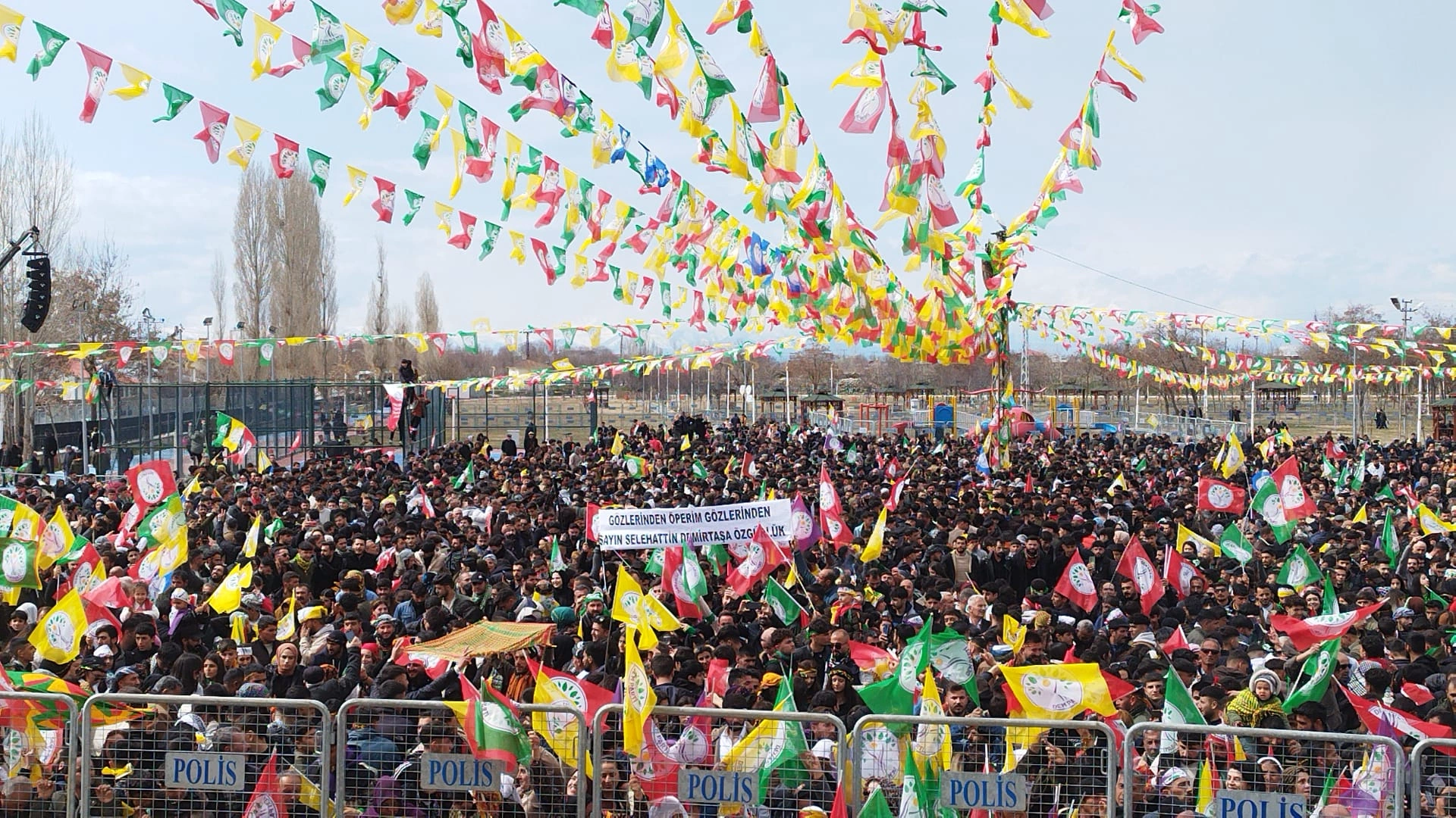 Yoğun katılımın yaşandığı Van newrozunda dikkat çeken pankart!