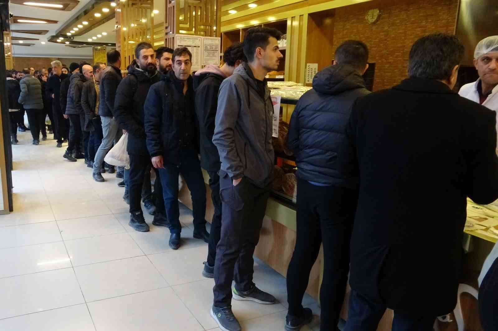 Van’da Ramazan pidesi kuyruğu