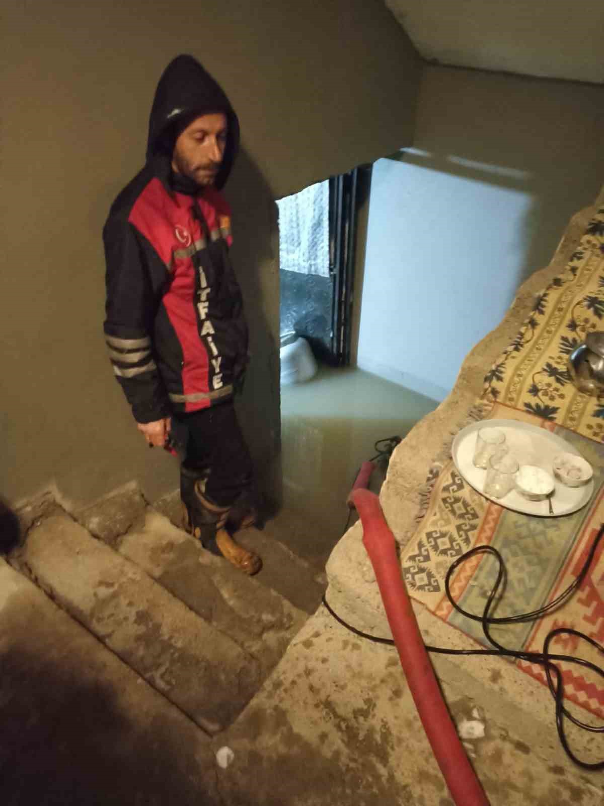 Van’da yoğun sağanak yağış su taşkınlarına neden oldu