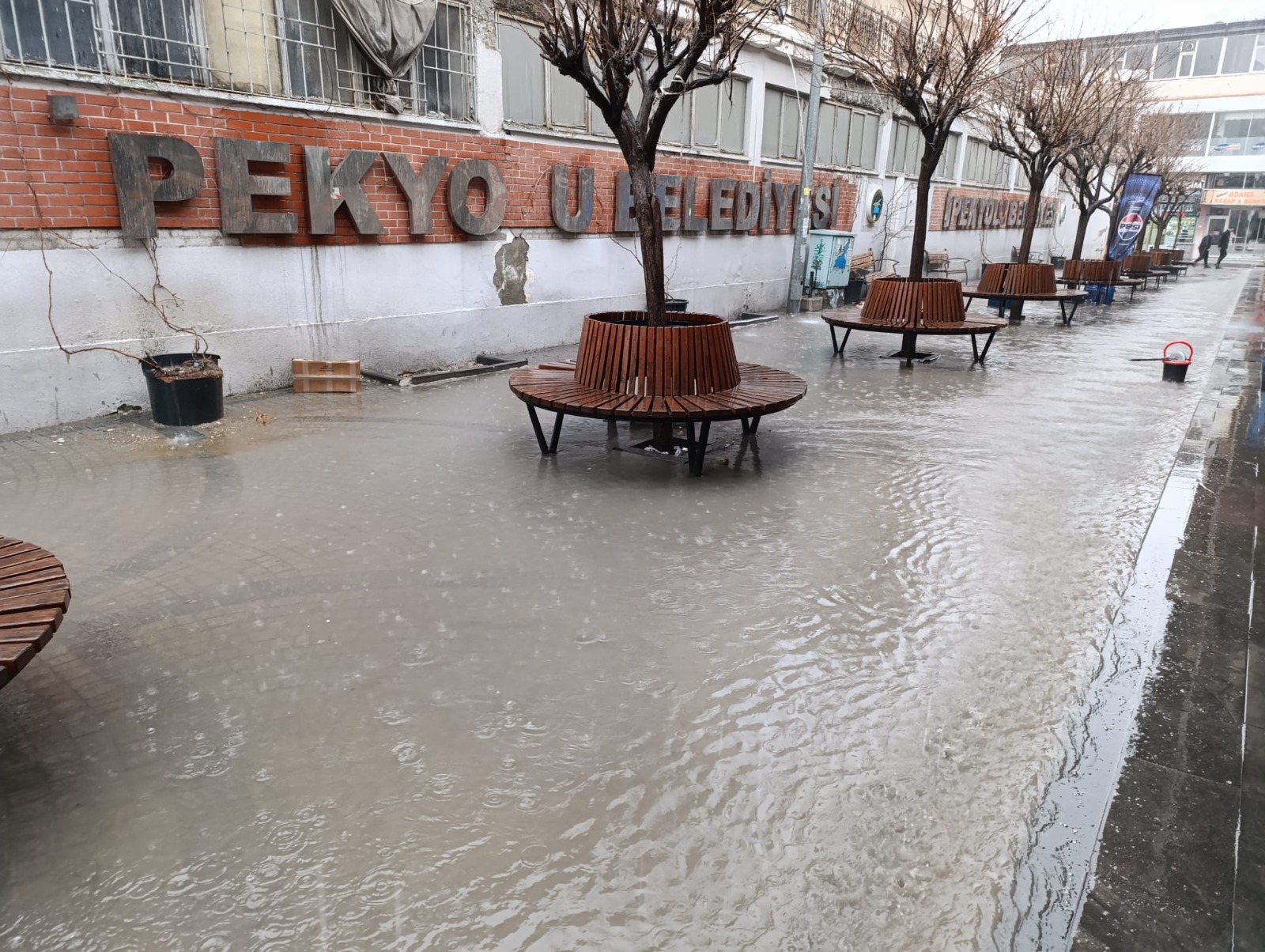 Van’da yağmur etkili oldu: Yollar göle döndü