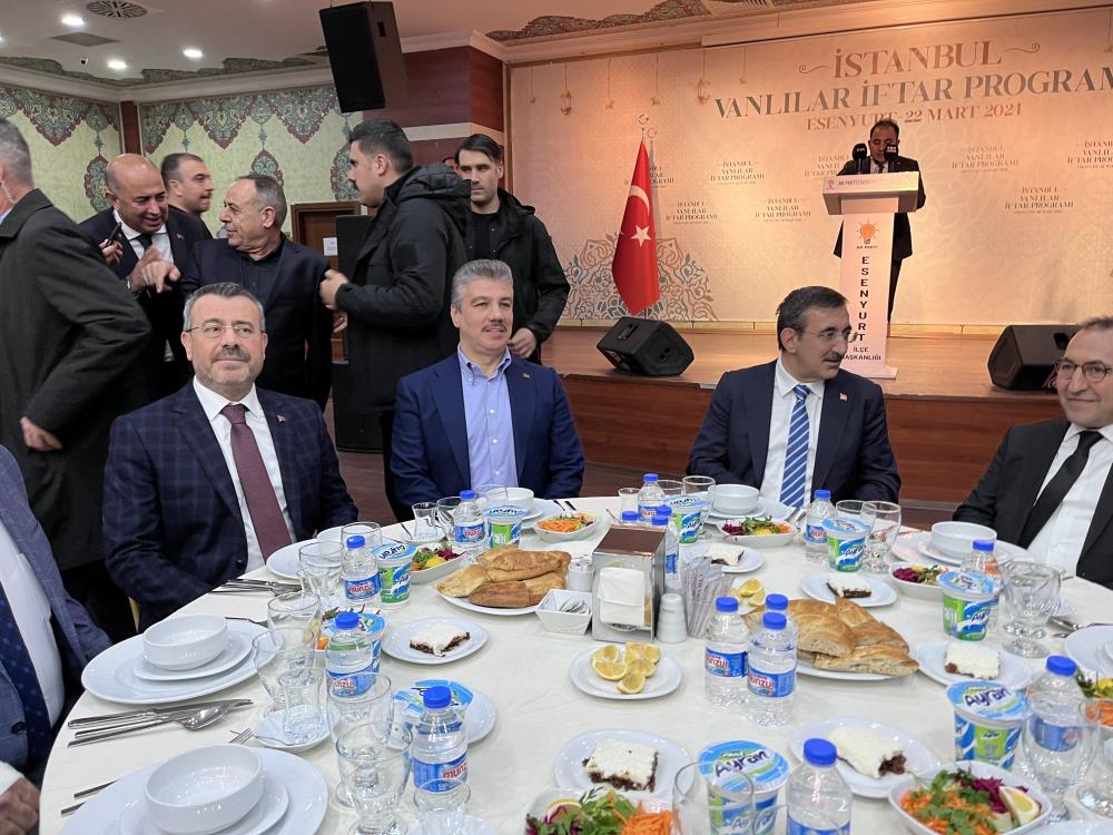 Cumhurbaşkanı Yardımcısı Yılmaz, Vanlılarla İftar Yemeğinde Buluştu