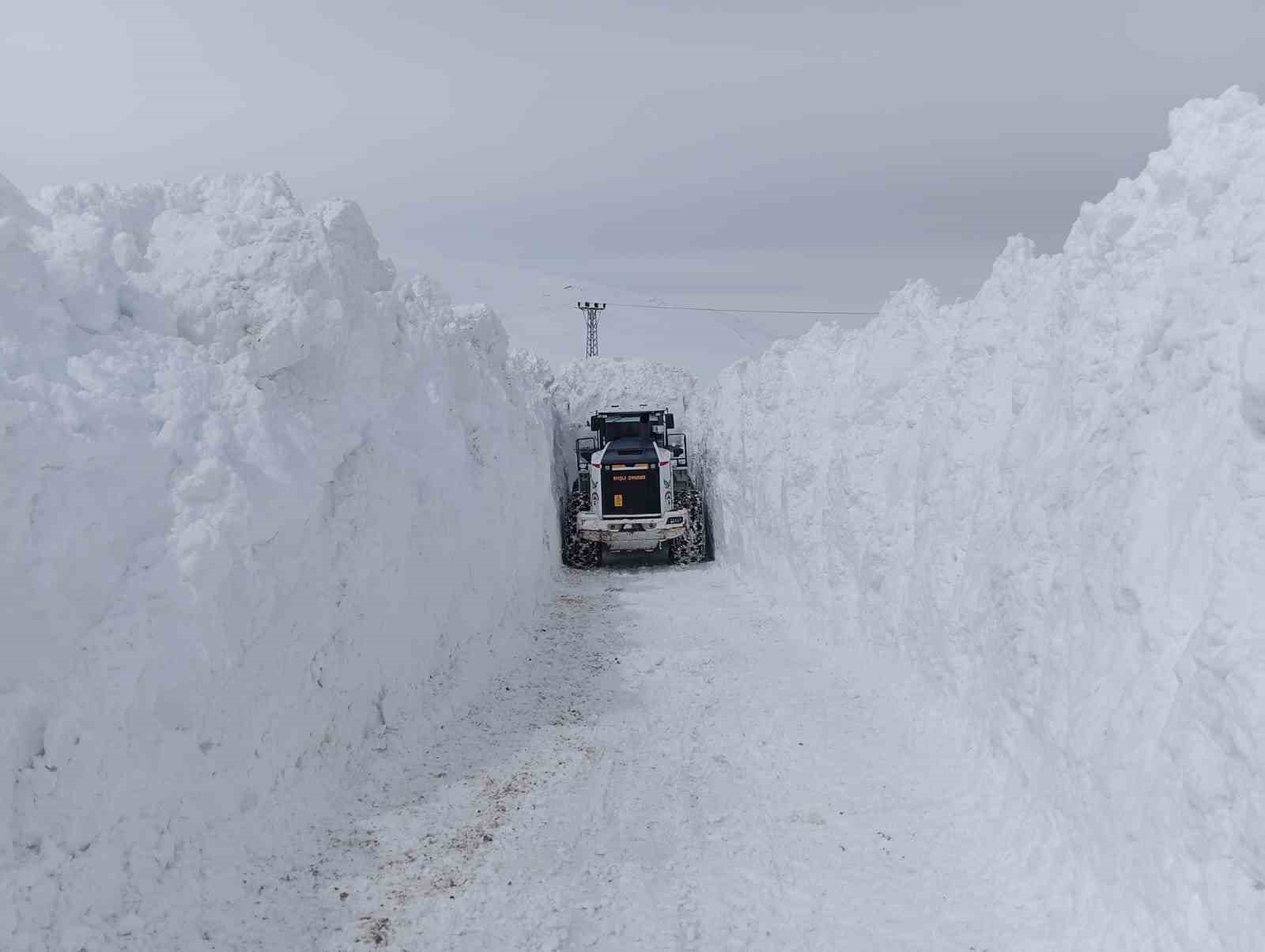 Yüksekova’da karla mücadele çalışması devam ediyor