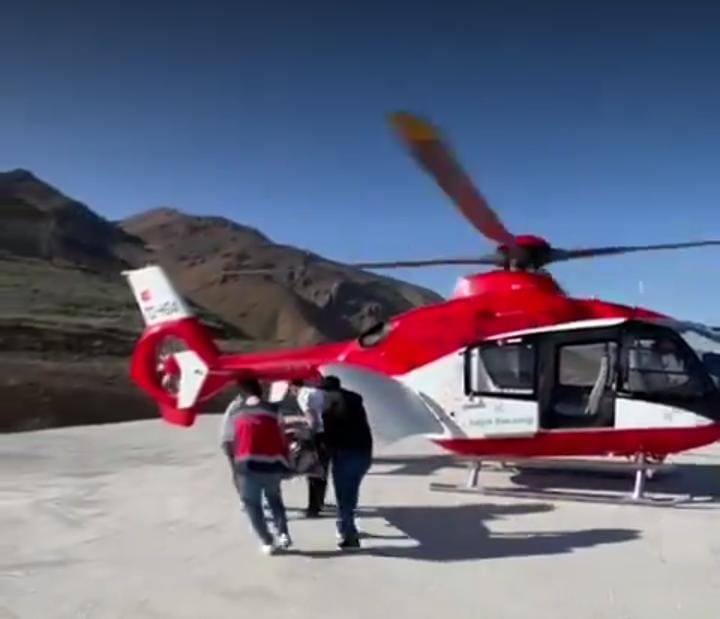 Van’da 64 yaşındaki hastanın imdadına ambulans helikopter yetişti