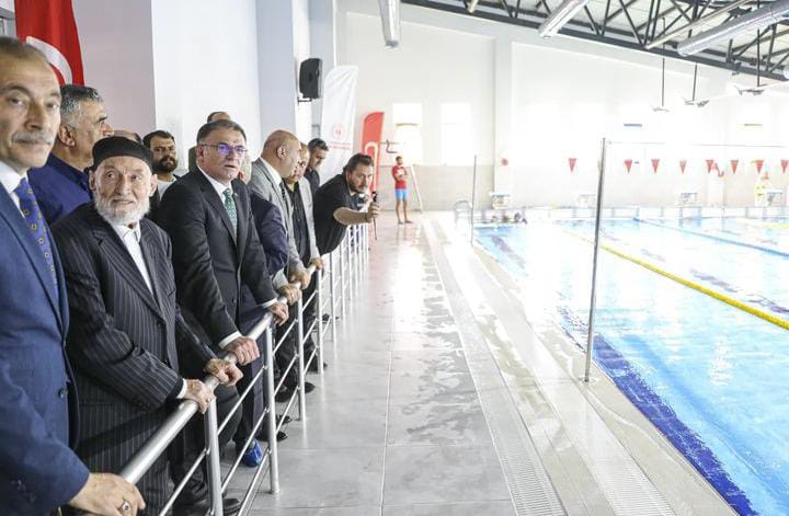 Van’da yarı olimpik yüzme havuzu ve spor salonu açıldı