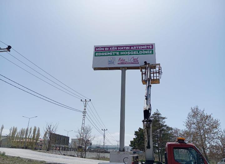 Edremit Girişine Çok Dilde “Hoş Geldiniz” Tabelası Asıldı