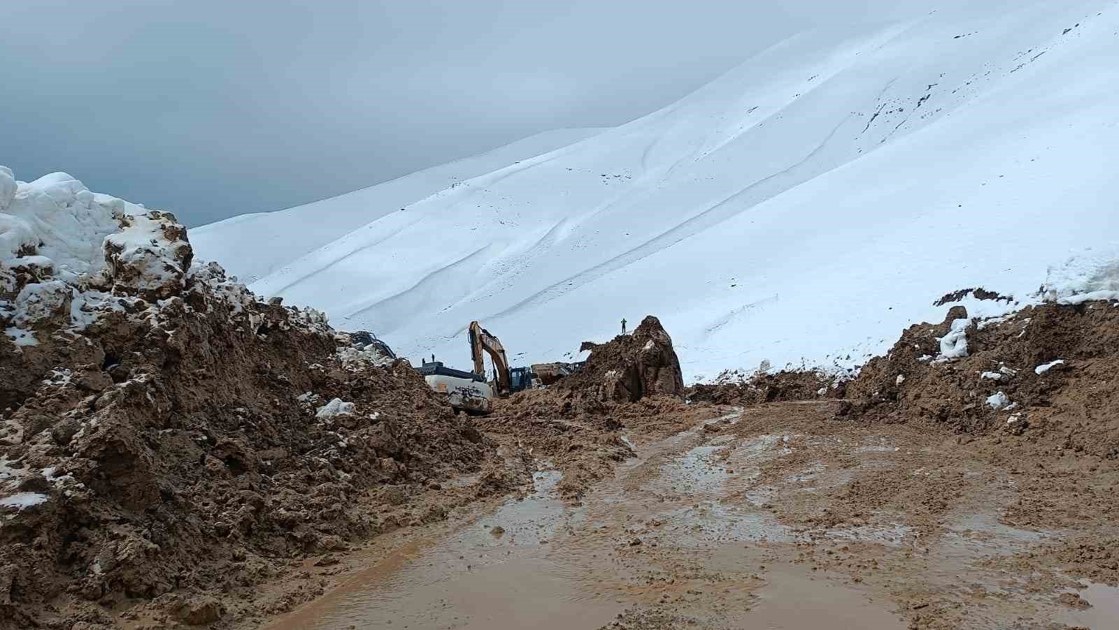 Yüksekova’da heyelan sonucu kapan köy yolu kontrollü olarak açıldı