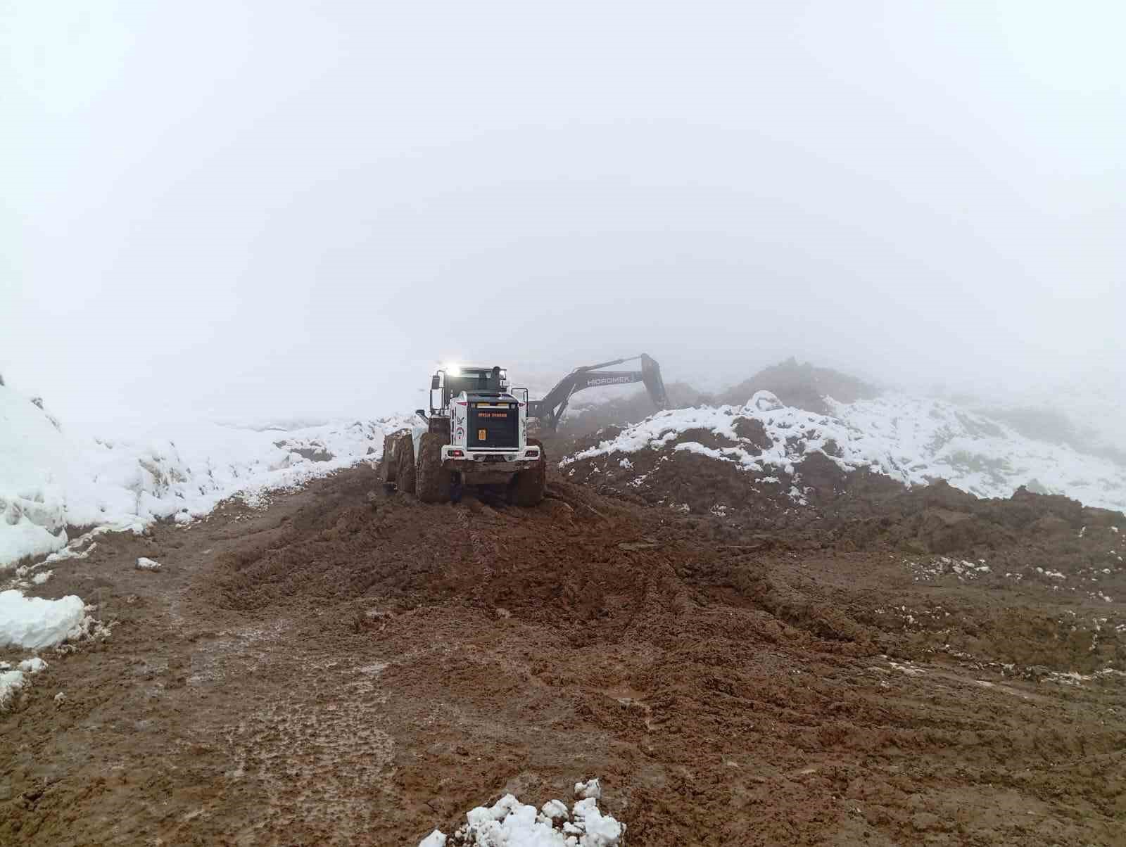 Yüksekova’da heyelan sonucu kapan köy yolu kontrollü olarak açıldı