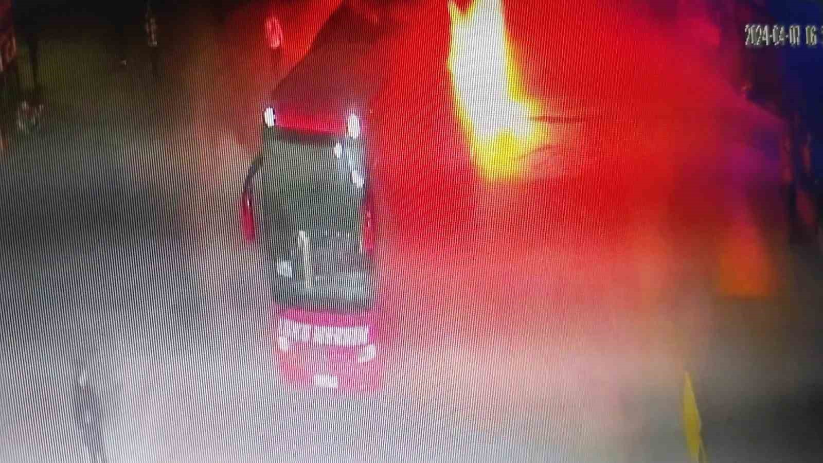 İstanbul’da yolcu otobüsü alev topuna döndü: O anlar kamerada