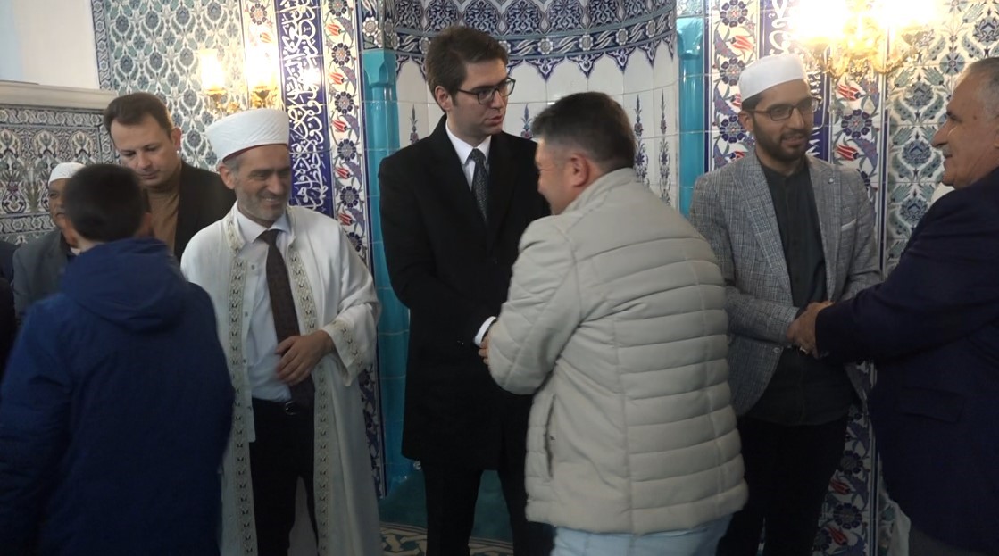 Erciş’te bayram namazı için camiler doldu