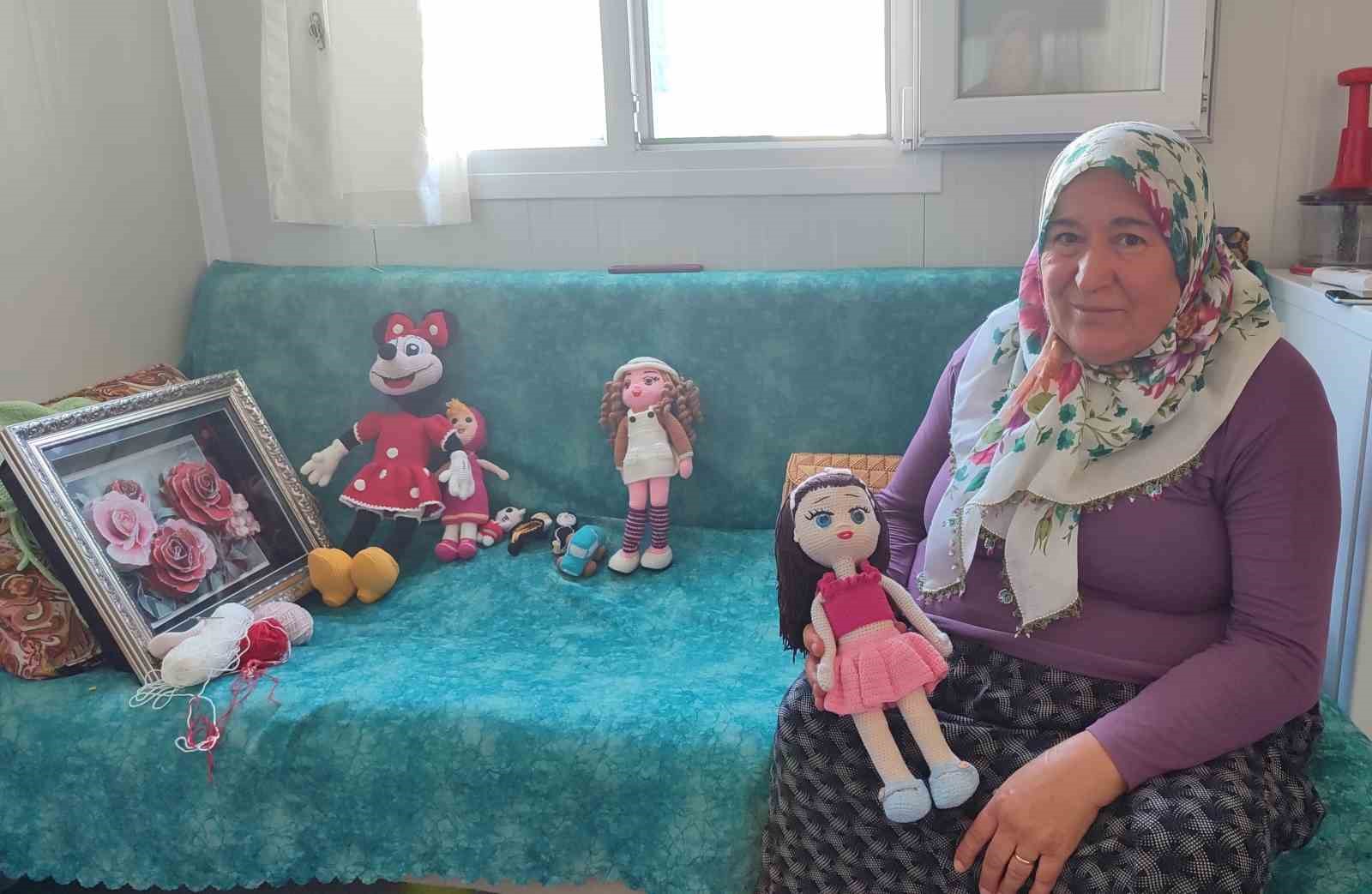 Depremzede kadın yaptığı bez bebeklerle geçimini sağlıyor