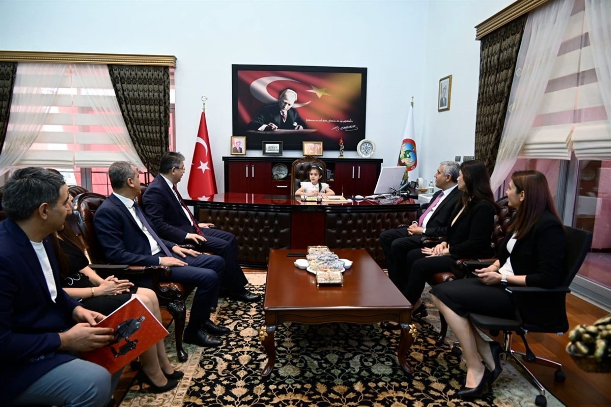 Koltuğa oturan depremzede öğrenci: “Binaların yüksek olmasını istemiyorum”