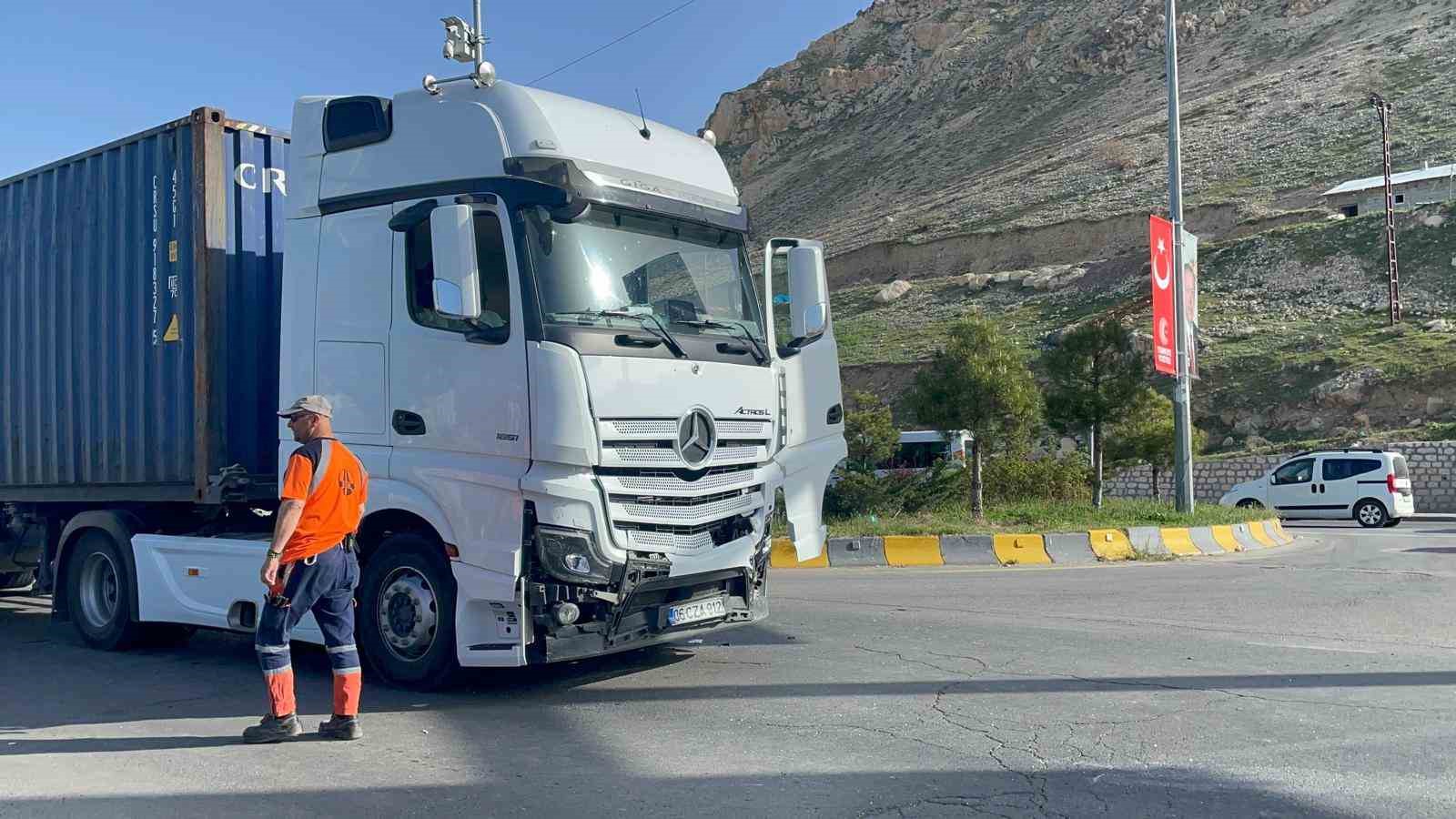 Erciş’te otomobille tır çarpıştı: 1 ölü, 2 yaralı