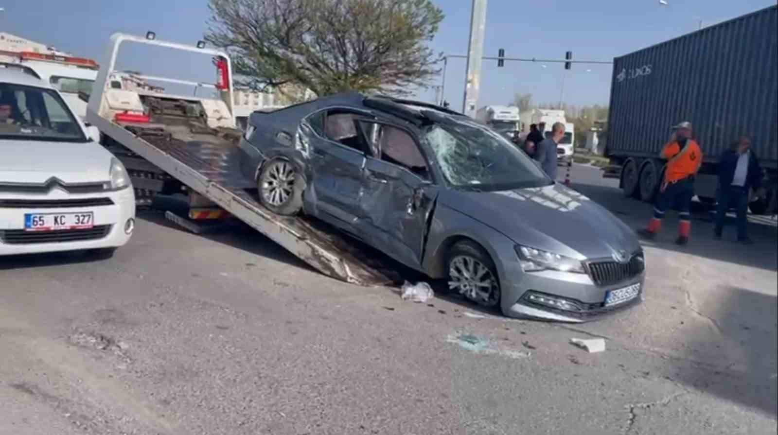 Erciş’te otomobille tır çarpıştı: 1 ölü, 2 yaralı