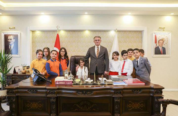Vali Balcı’nın koltuğuna çocuklar oturdu