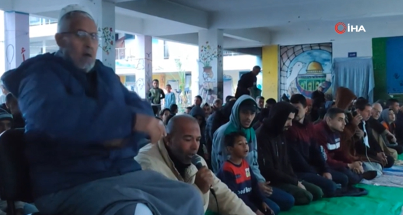 Filistinliler, İsrail saldırılarının gölgesinde bayram namazını kıldı