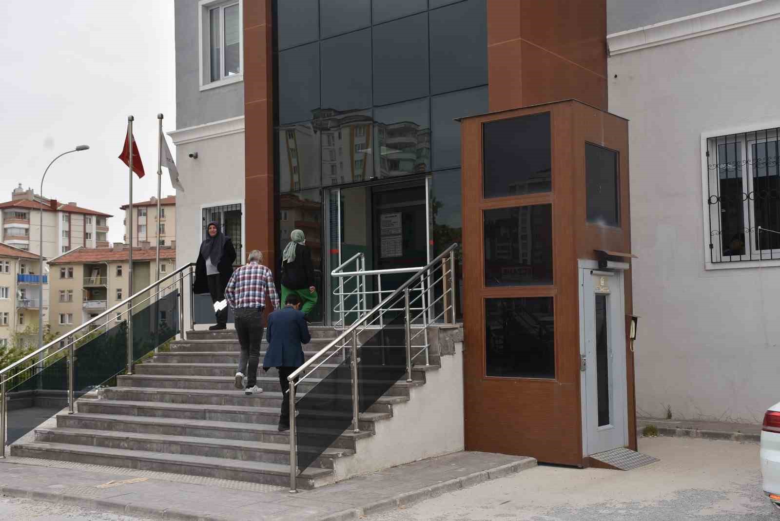 Asansörü çalışmayan ve engelli rampası olmayan sağlık ocağı vatandaşı isyan ettirdi