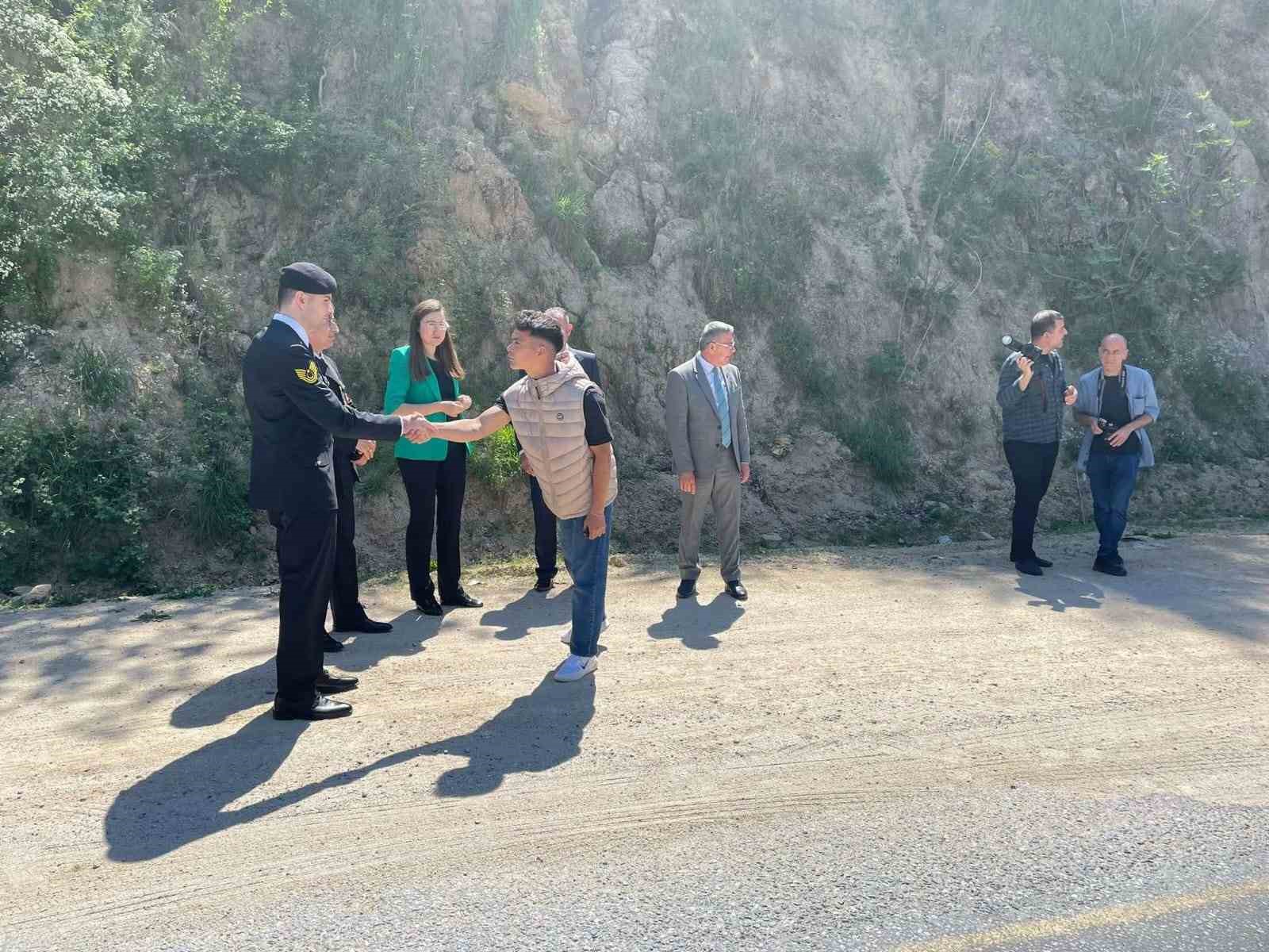 Kaymakam Polat trafik denetimine katılarak vatandaşlarla bayramlaştı