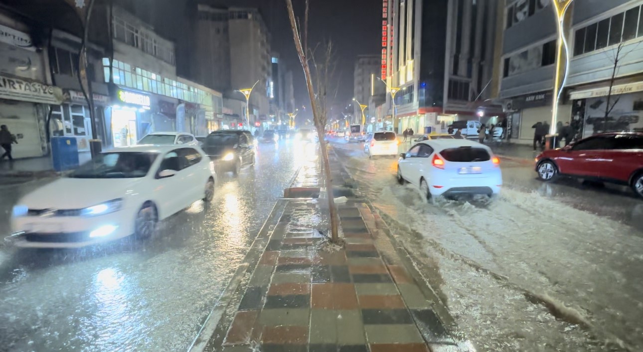 Yüksekova’da caddeler göle döndü, araçlar adeta suda yüzdü