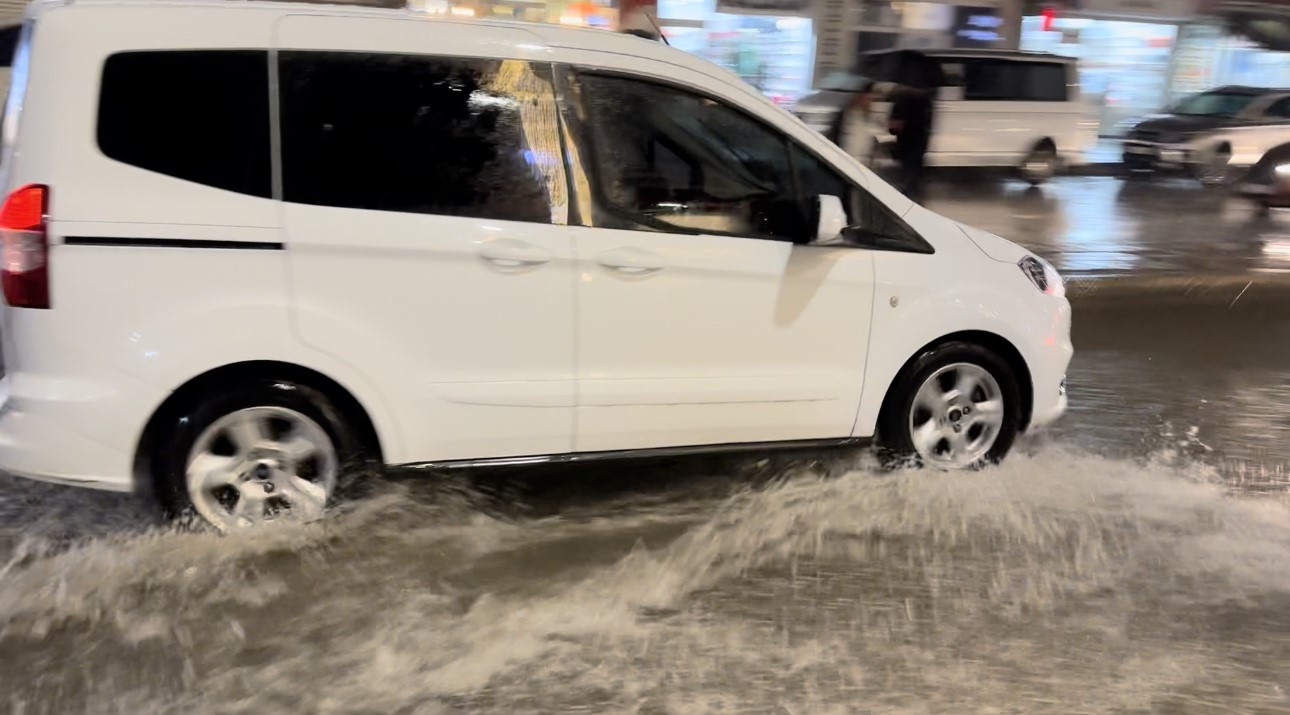 Yüksekova’da caddeler göle döndü, araçlar adeta suda yüzdü