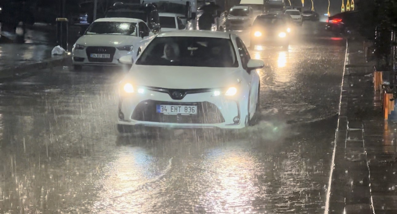 Yüksekova’da caddeler göle döndü, araçlar adeta suda yüzdü