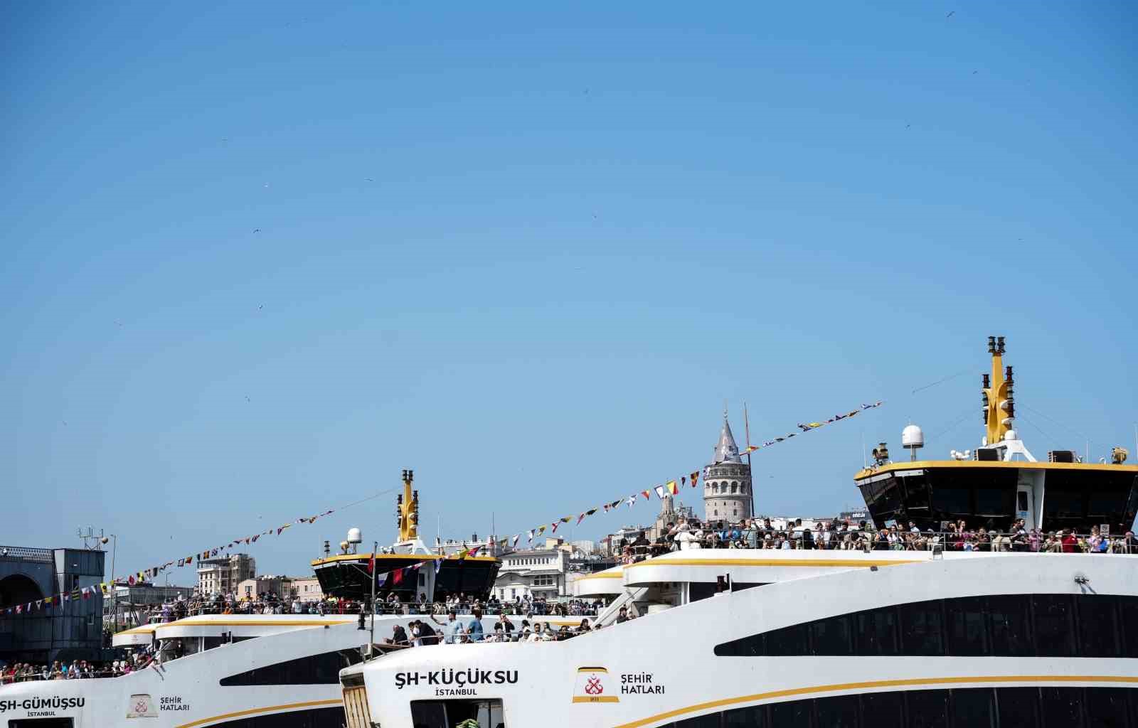 İstanbul Eminönü’ndeki insan seli fotoğraflara yansıdı