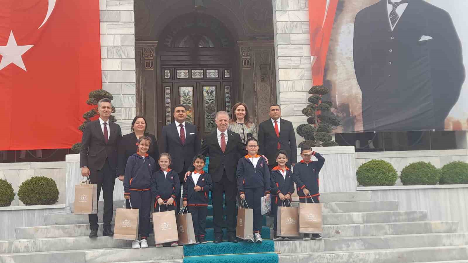İstanbul Valisi Davut Gül, koltuğunu 4. Sınıf öğrencisi Derin Mina Koç’a devretti