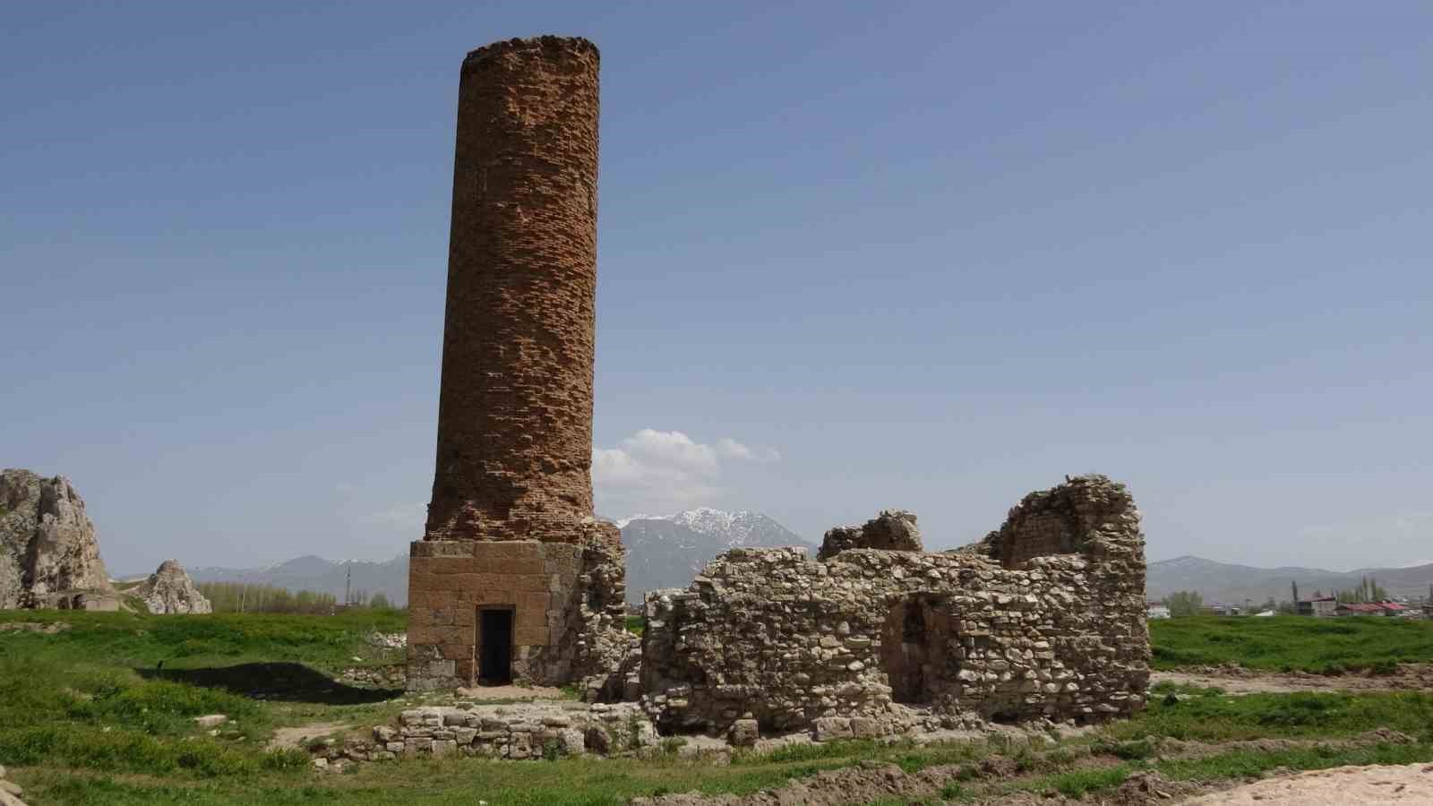 Eski Van Şehri’ndeki tarihi yapılar ayağa kaldırılıyor