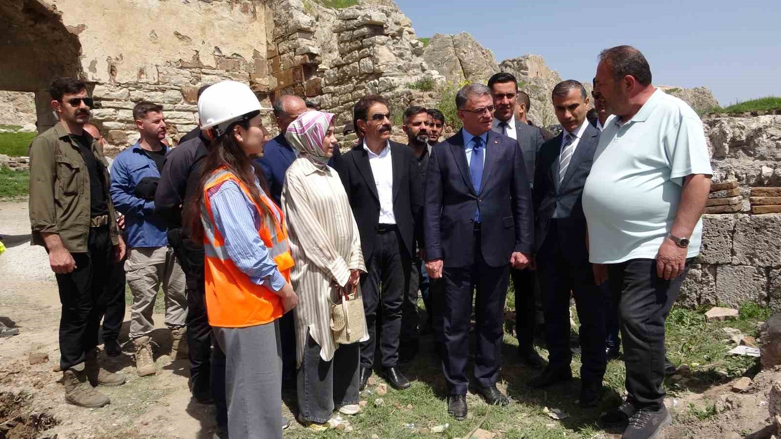 Eski Van Şehri’ndeki tarihi yapılar ayağa kaldırılıyor