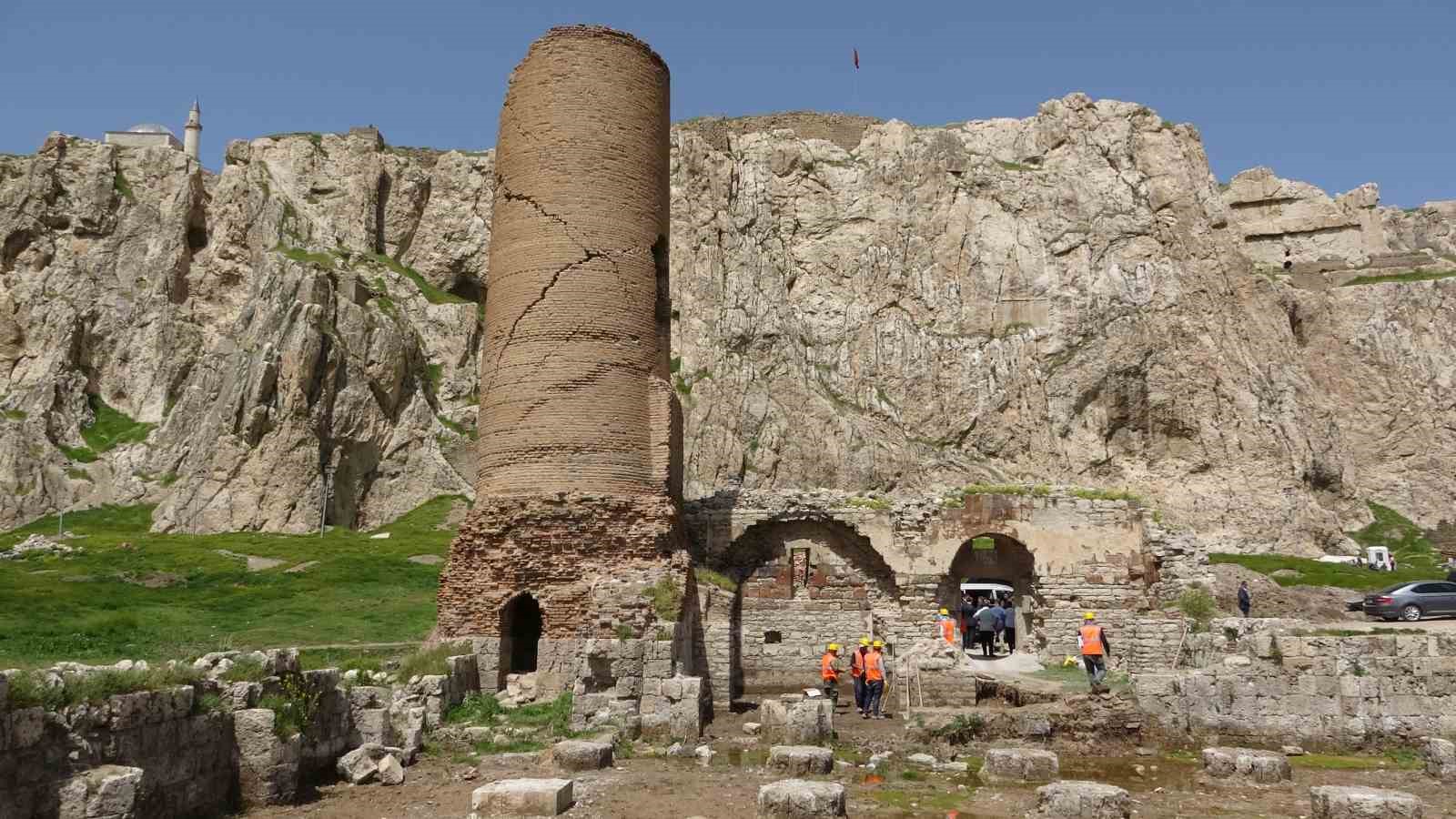 Eski Van Şehri’ndeki tarihi yapılar ayağa kaldırılıyor