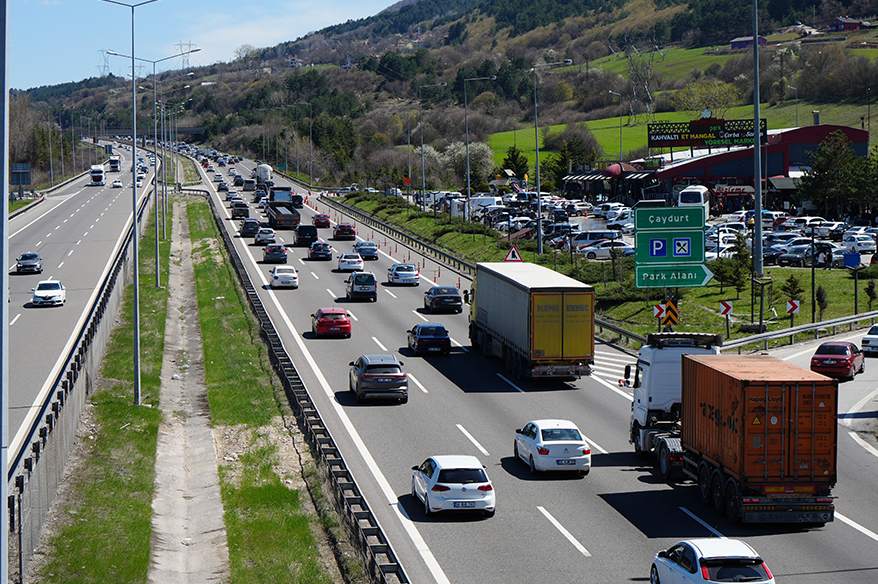 Bayram göçü sürüyor: Trafik durma noktasına kadar geliyor