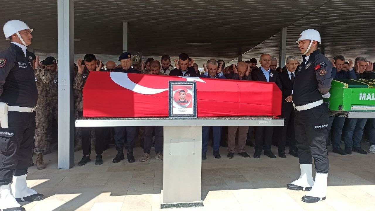 Kaza kurbanı polis memuru ve ailesi son yolculuğuna uğurlandı