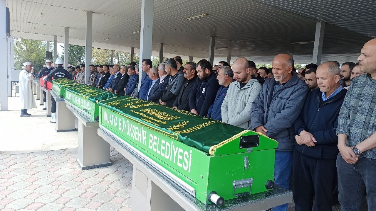 Kaza kurbanı polis memuru ve ailesi son yolculuğuna uğurlandı