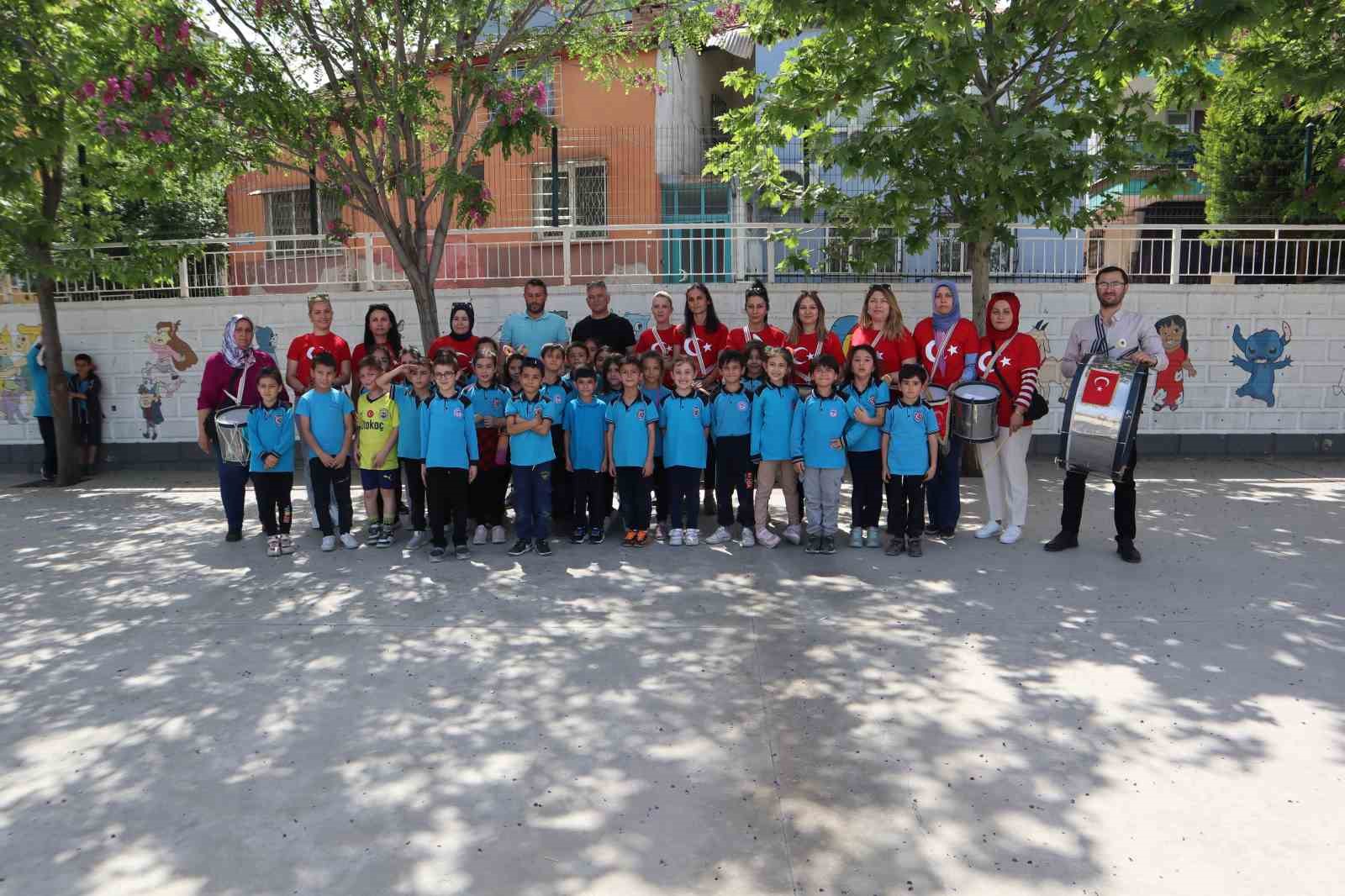 Bu kez 23 Nisan’da veliler çalacak, öğrenciler dinleyecek