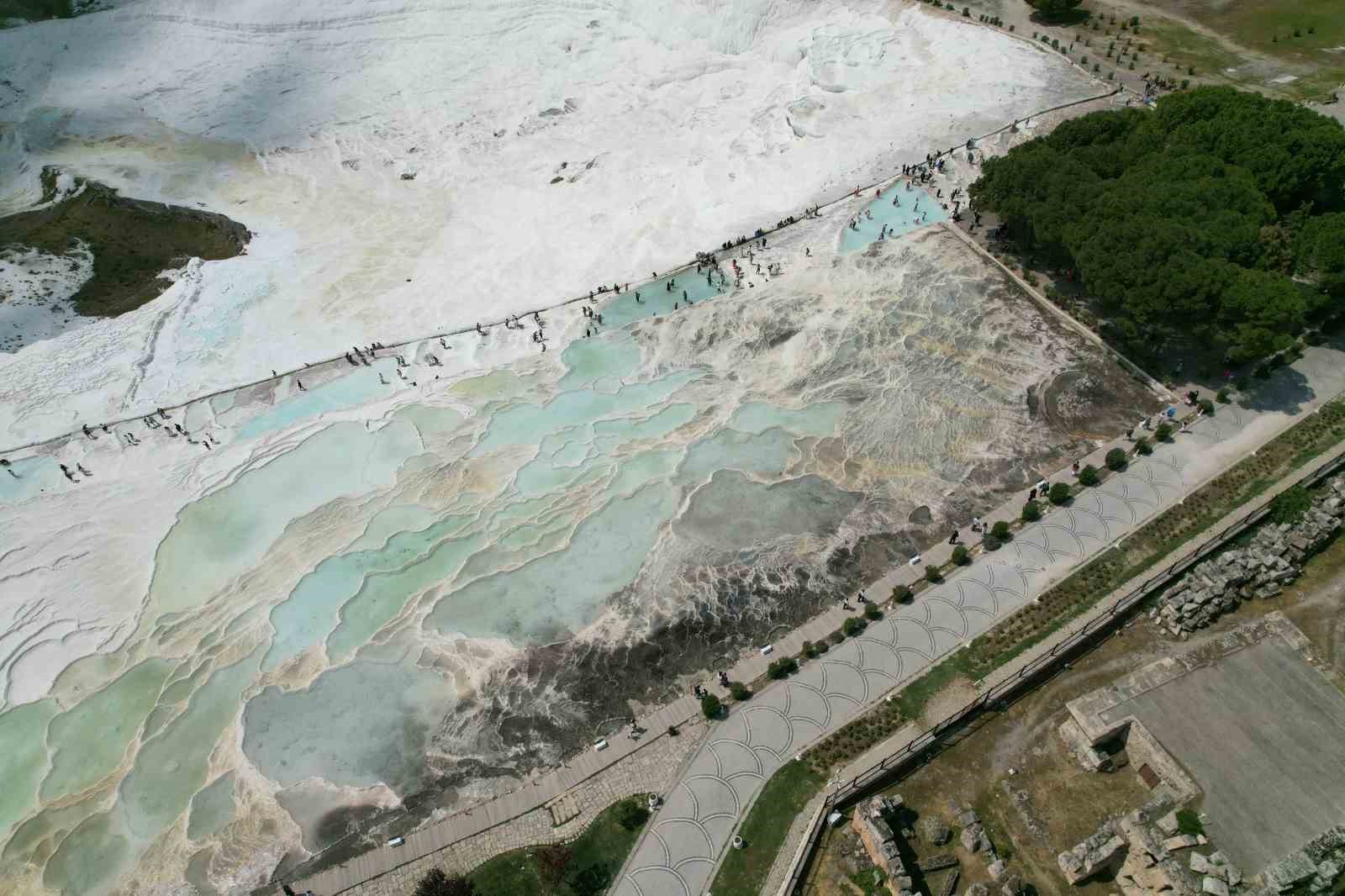Ramazan Bayramı’nda yerli turistler Pamukkale’ye akın etti
