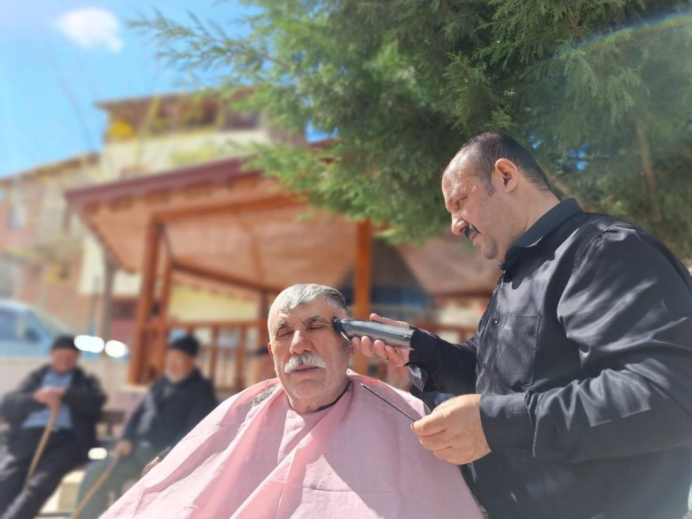 Adayken verdiği sözü tutan muhtar, köydeki tüm erkekleri tıraş ettirdi