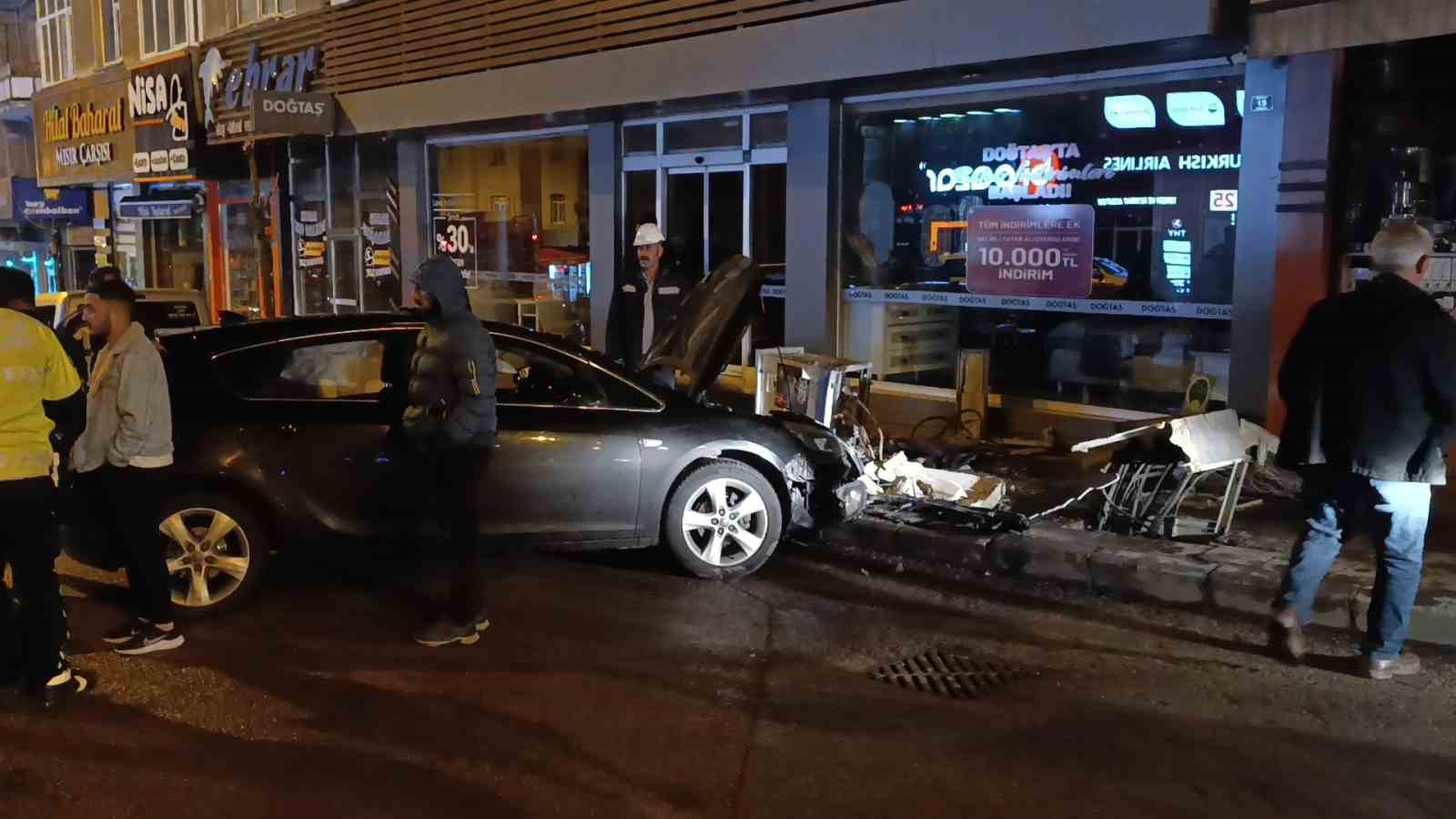 Otomobil trafo direğine çarparak devrildi: Kaza anı kamerada