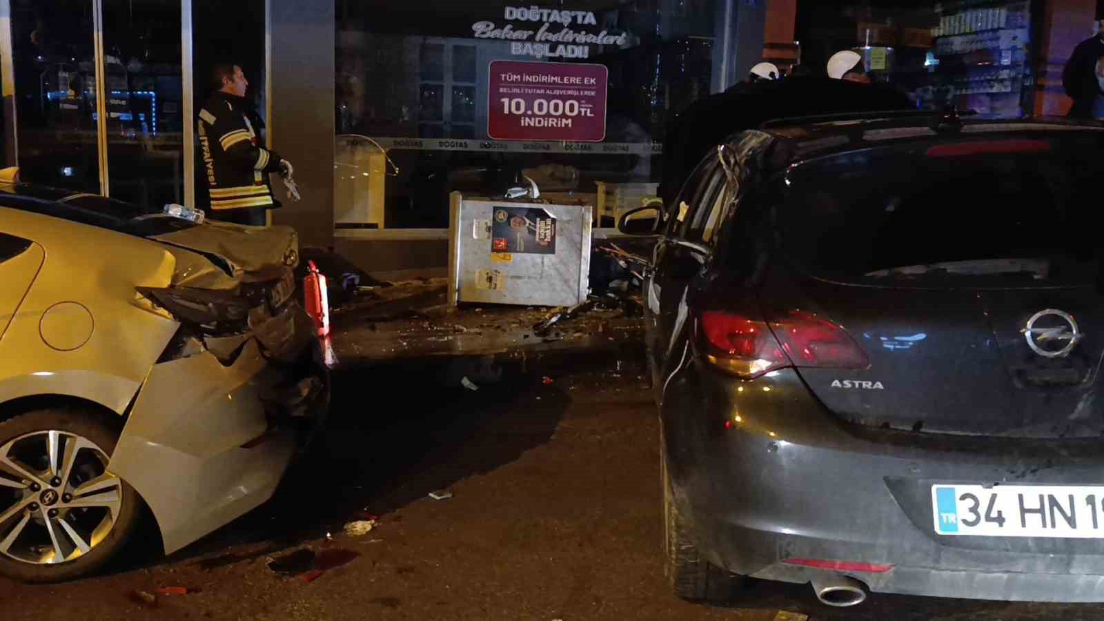 Otomobil trafo direğine çarparak devrildi: Kaza anı kamerada