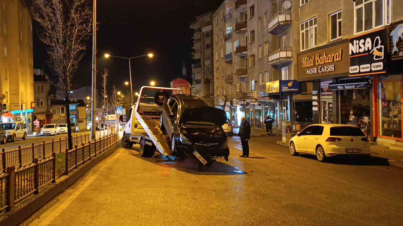 Otomobil trafo direğine çarparak devrildi: Kaza anı kamerada