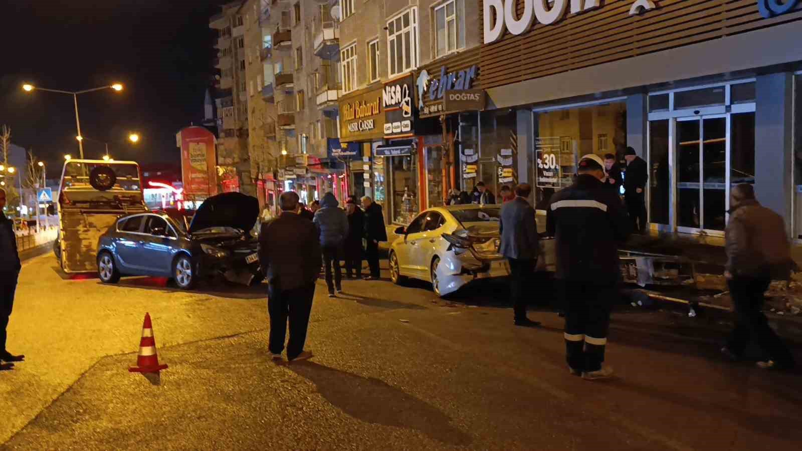 Otomobil trafo direğine çarparak devrildi: Kaza anı kamerada