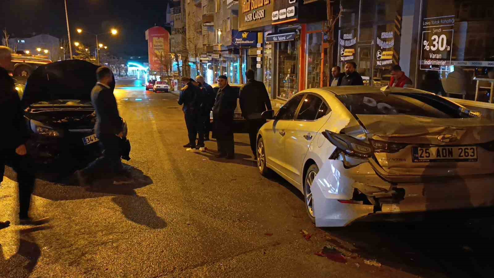 Otomobil trafo direğine çarparak devrildi: Kaza anı kamerada