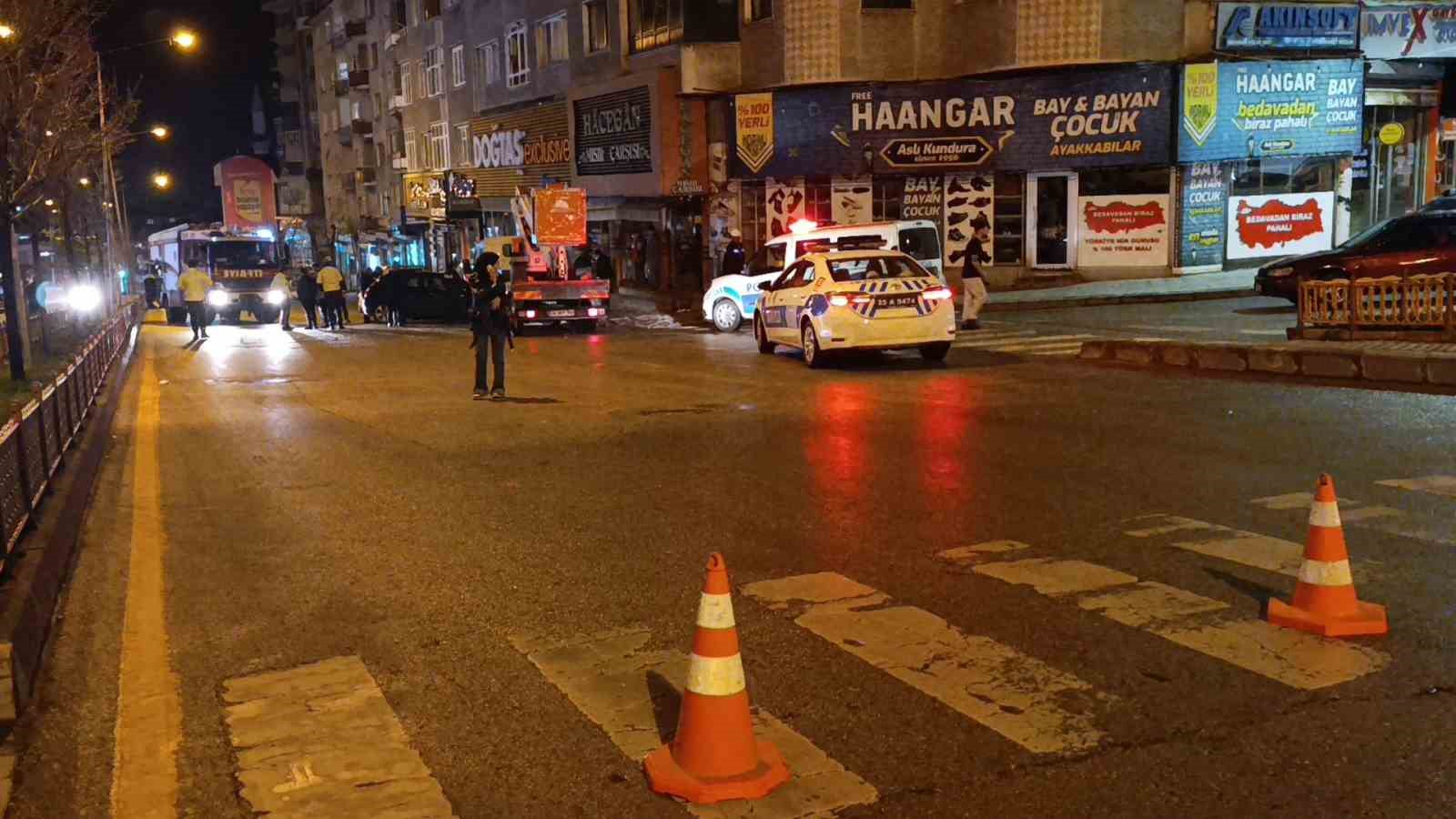 Otomobil trafo direğine çarparak devrildi: Kaza anı kamerada
