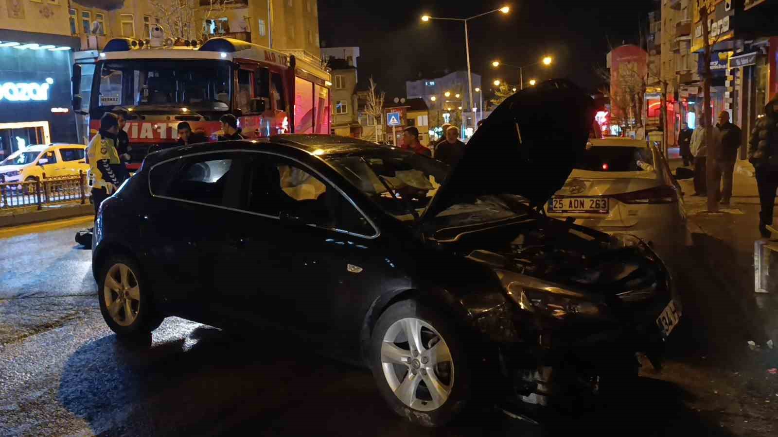 Otomobil trafo direğine çarparak devrildi: Kaza anı kamerada